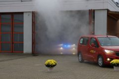 PKW-2 fährt aus Nebel