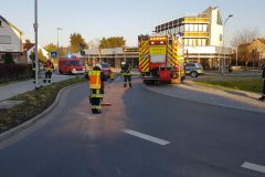Abstreuen der Ölspur im Kreisverkehr