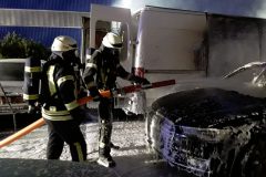 PKW wird mit Schaum gelöscht