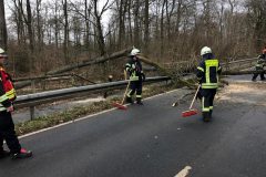 Orkan Sabine - Reinigung der Einsatzstelle mit Besen