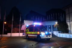 ELW vor Rathaus mit geschlossener Tür