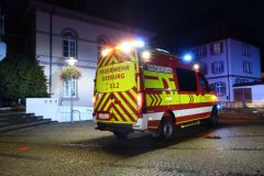 ELW vor Rathaus mit geschlossener Tür