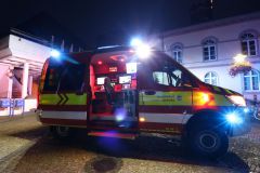 ELW vor Rathaus mit geöffneter Tür