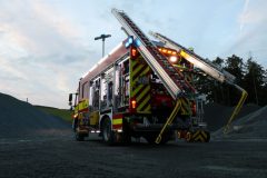 HLF 20 Fahrerseite mit geöffneten Rollläden