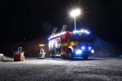 HLF 20 bei Nacht mit geöffneten Rollläden