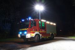 LF 10 KatS bei Nacht mit geschlossenen Rollläden