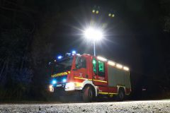 LF 10 KatS bei Nacht mit geschlossenen Rollläden