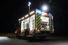 LF 10 KatS bei Nacht mit geöffneten Rollläden