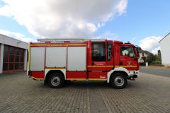 LF 10 KatS von rechts mit geschlossenen Rollläden