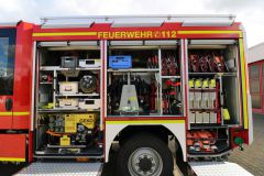 LF 10 KatS von rechts mit geöffneten Rollläden
