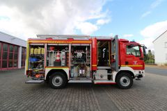 LF 10 KatS von rechts mit geöffneten Rollläden