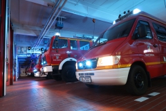Fahrzeughalle bei Nacht