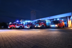 Löschzug bei Nacht