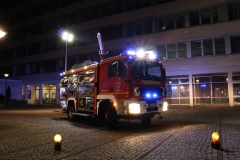 TLF 20/40 SL - Fahrzeug vor der Aula der FH